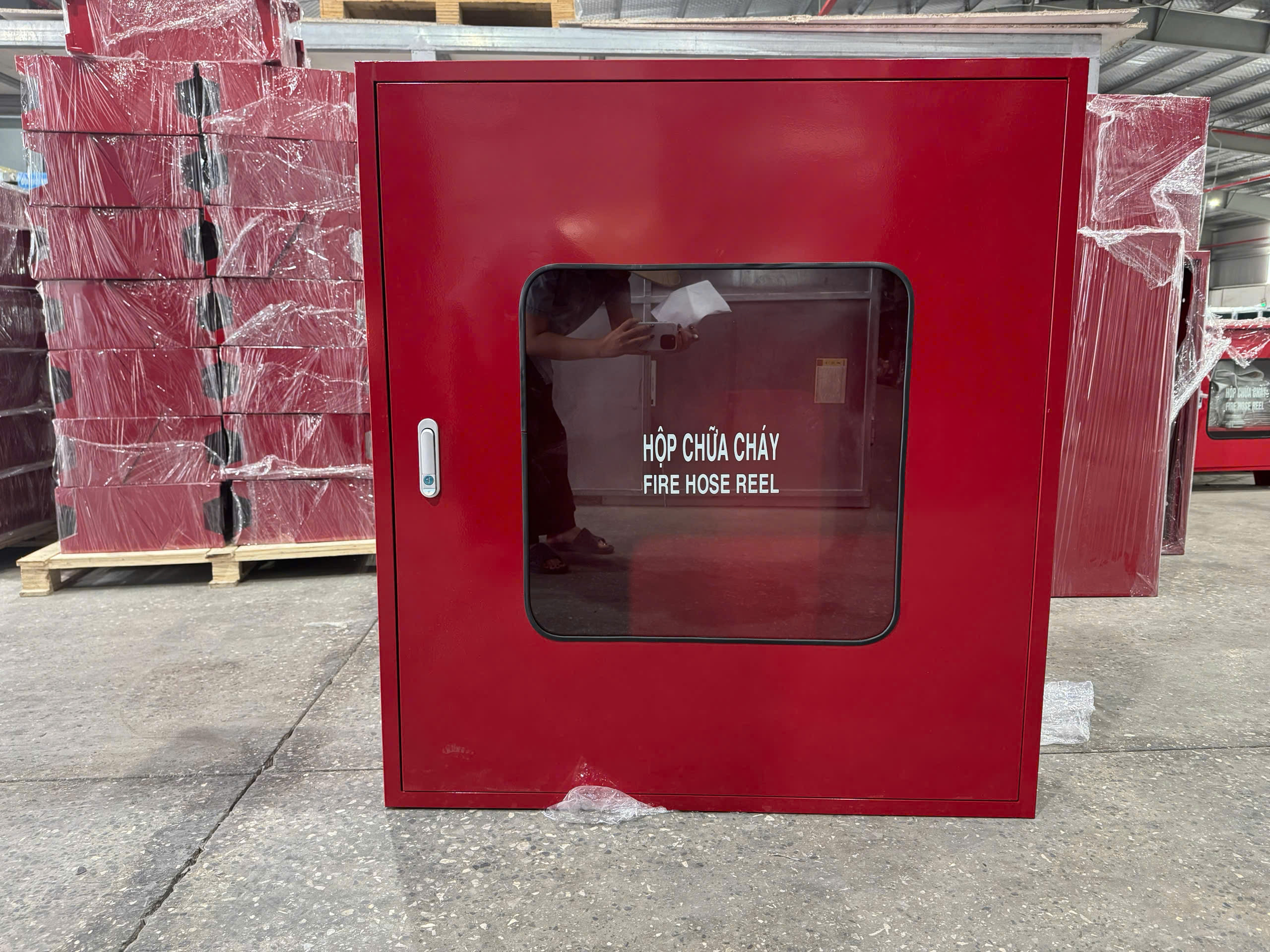 Vì Sao Nhà Thầu Tin Tưởng Đặt Hộp Tủ Kệ PCCC Tại VinaFire?
